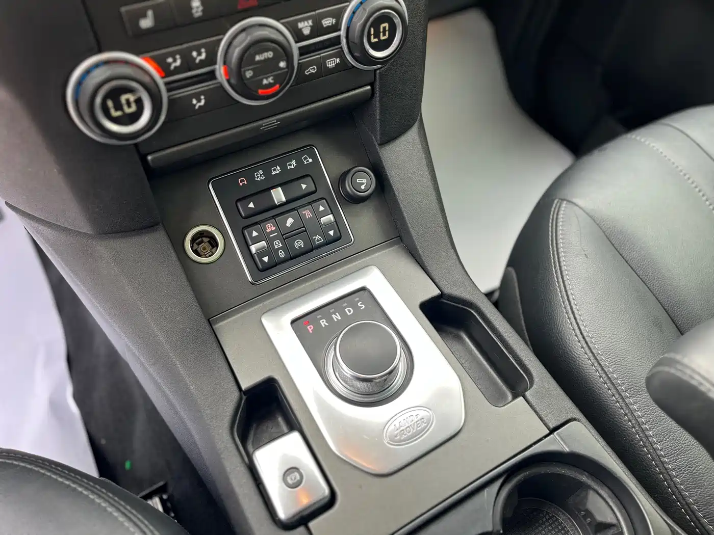Land Rover Discovery 2016 3.0 SC V6 SE фото 13