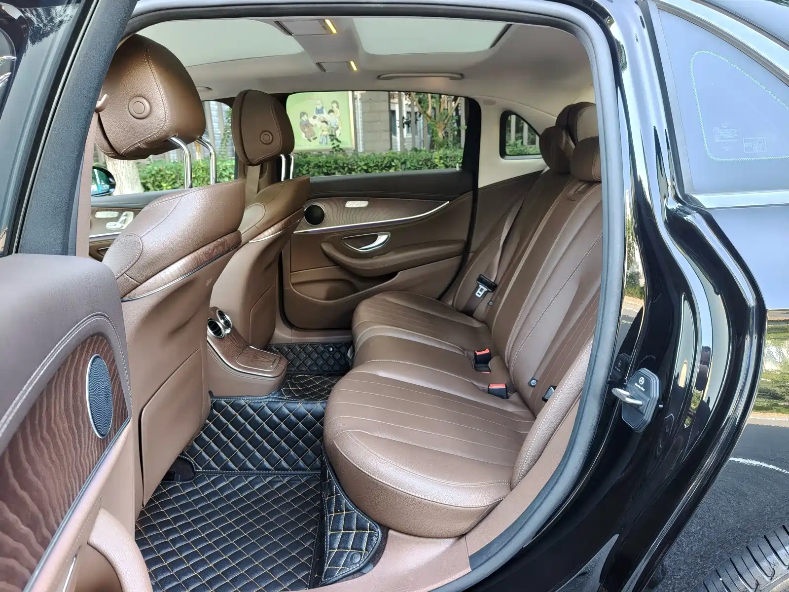 Photo 10 - Mercedes-Benz E-Class