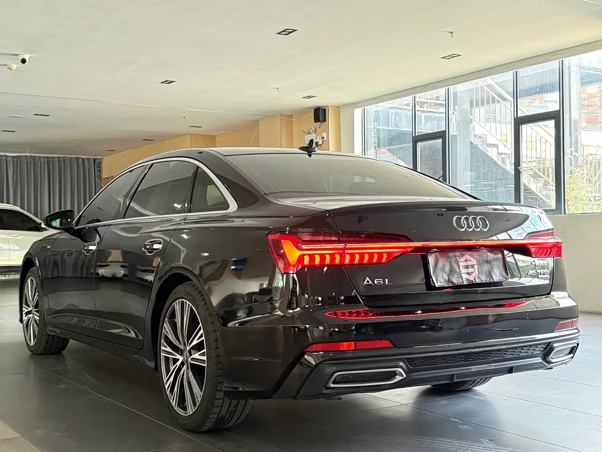 Фото 9 - Audi A6L