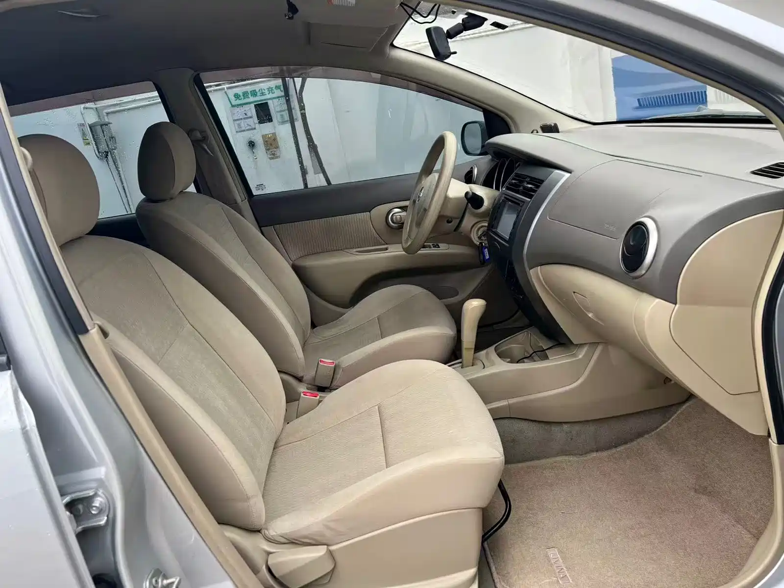 صورة 7 - Nissan Livina