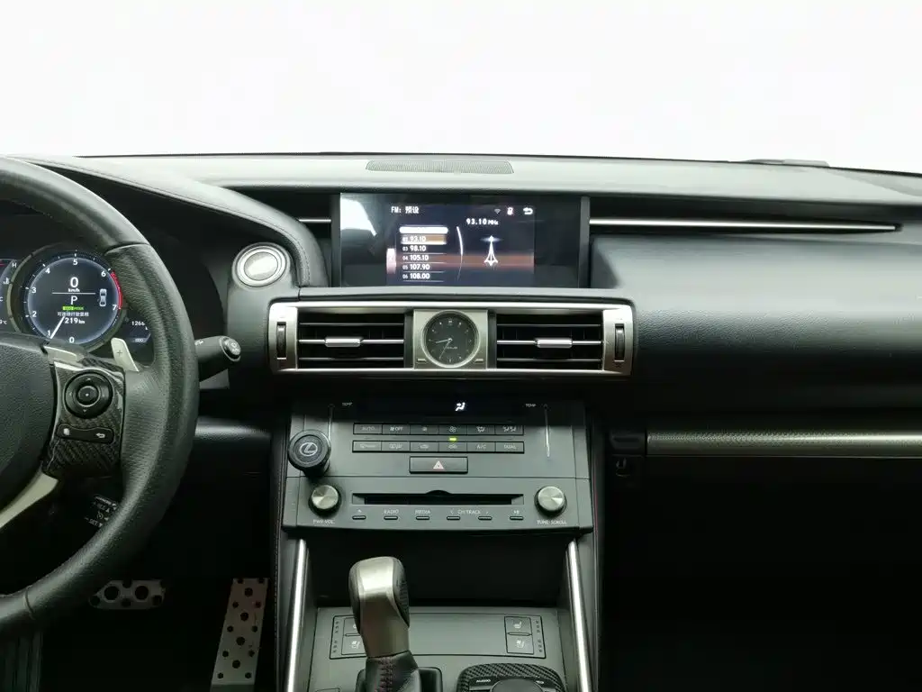 Фото 12 - Lexus IS