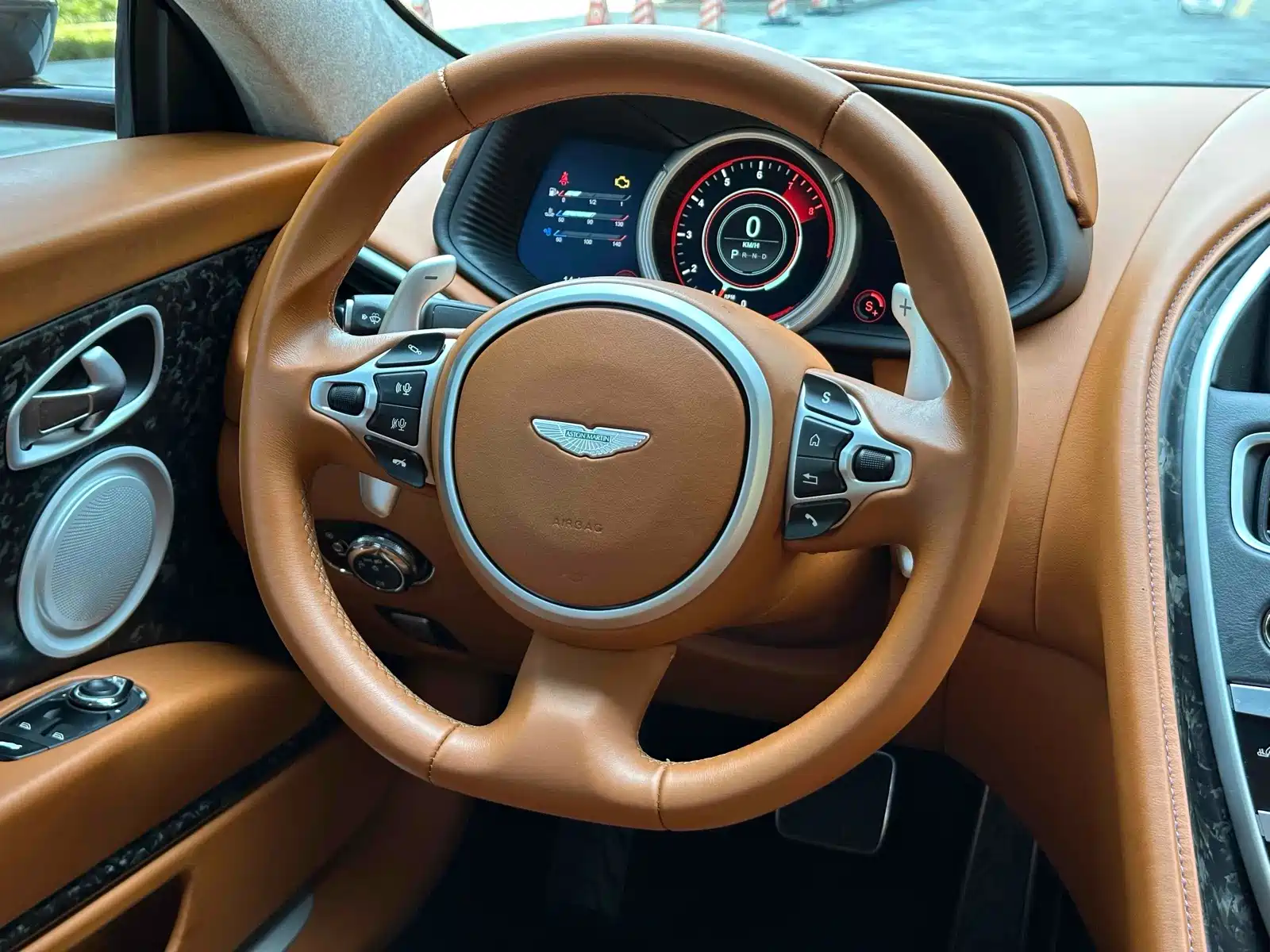 Фото 17 - Aston Martin DB11