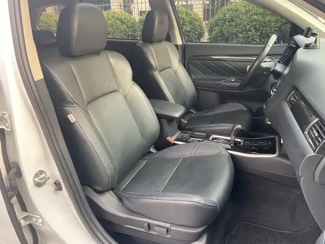 Фото 7 - Mitsubishi Outlander