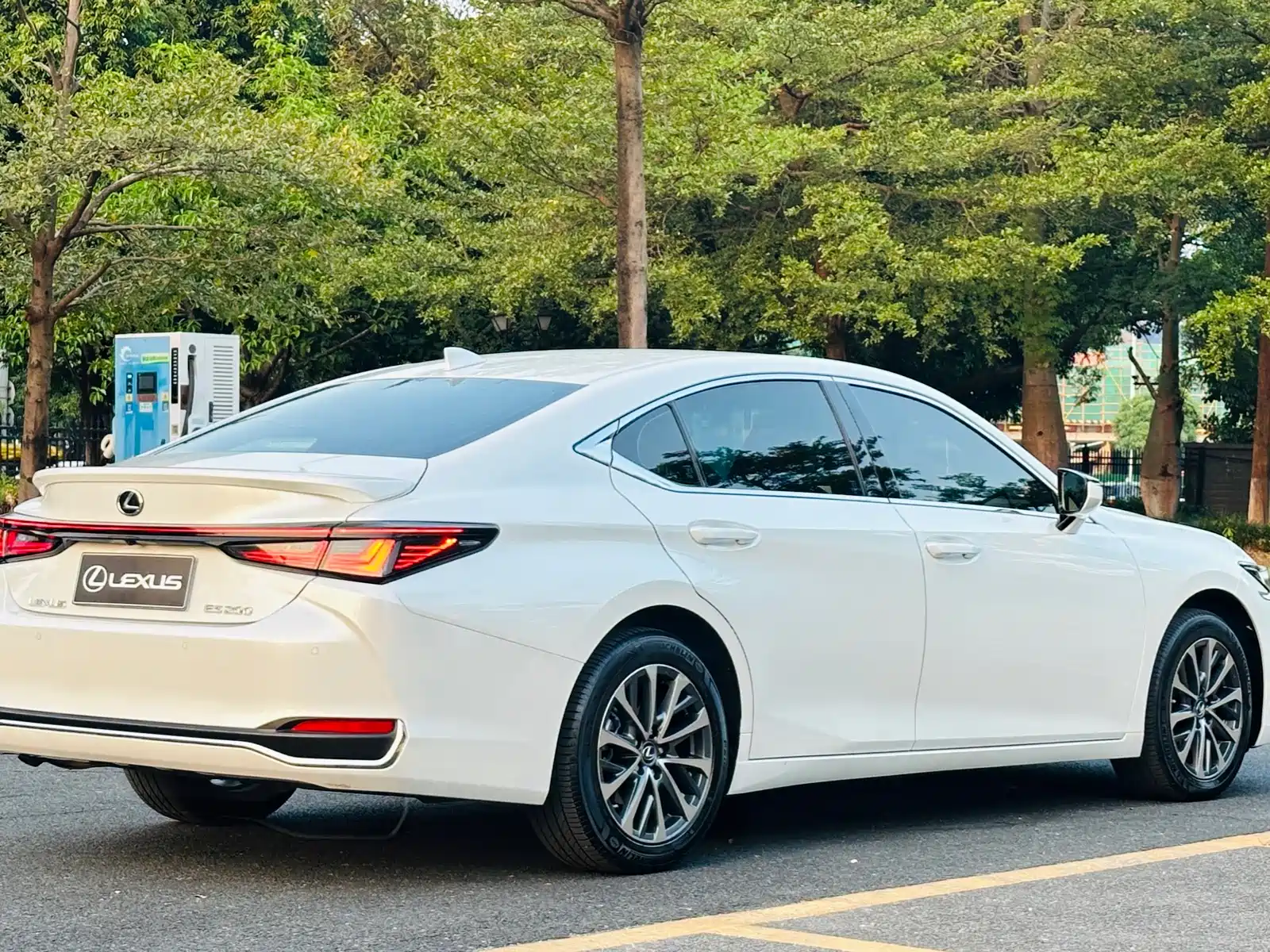Photo 7 - Lexus ES