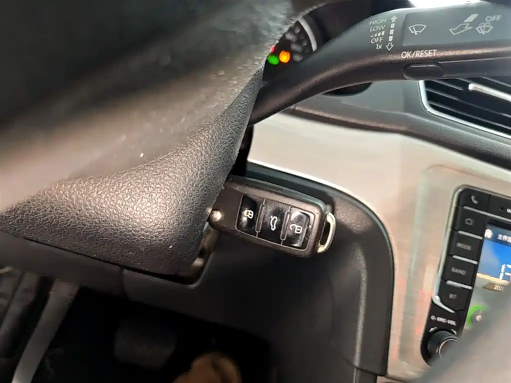 Volkswagen Lavida 2013 Facelift Classic 1.6L Automatic Comfort фото 9