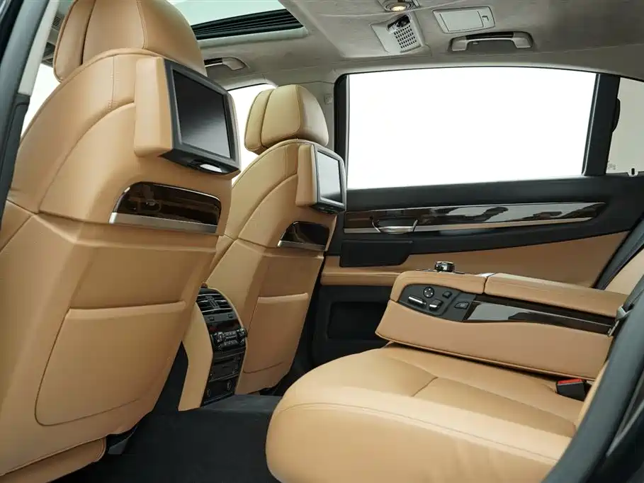 BMW 7 Series 2010 760Li фото 14