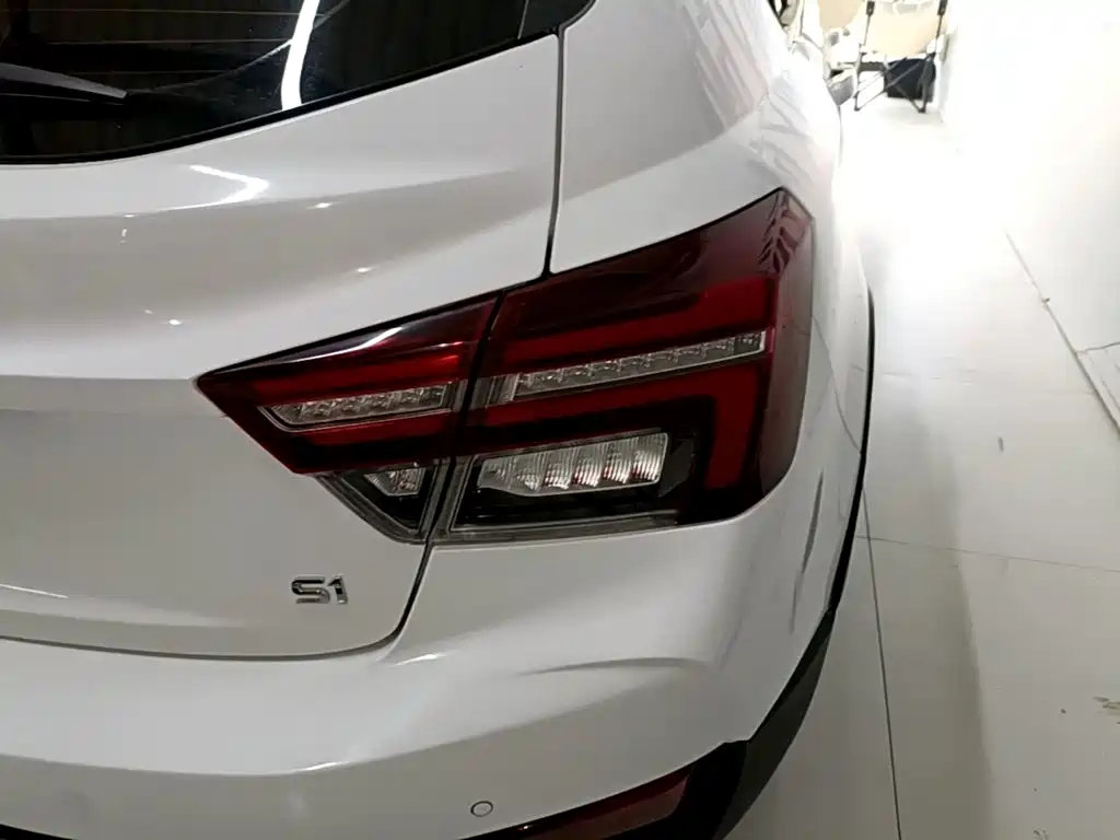 Фото 8 - Geely Vision S1