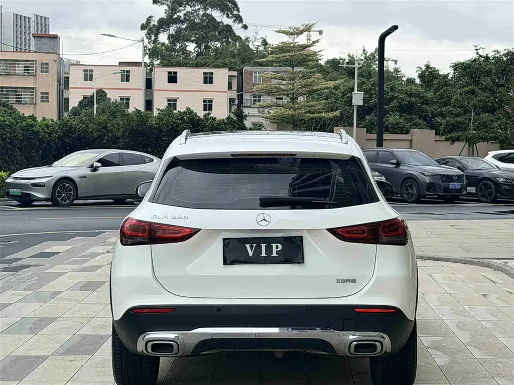 MERCEDES-BENZ GLA