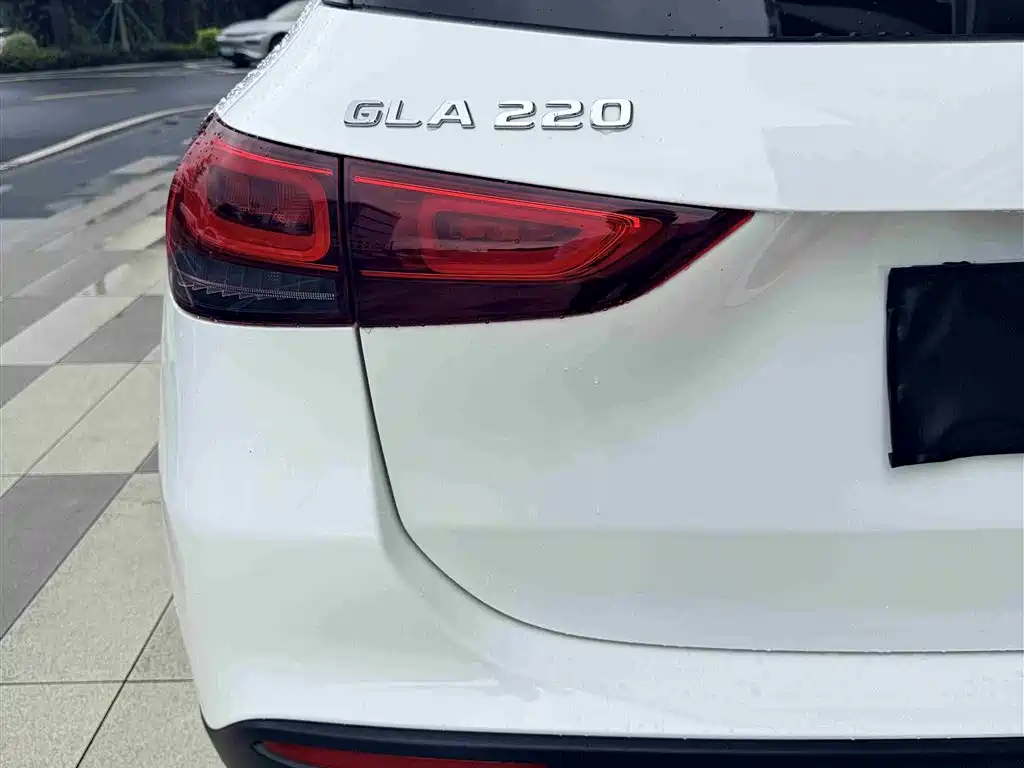 MERCEDES-BENZ GLA