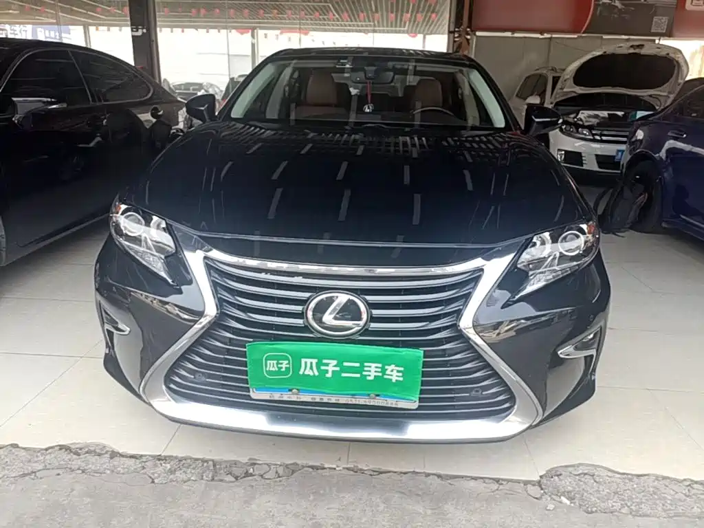 Photo 3 - Lexus ES