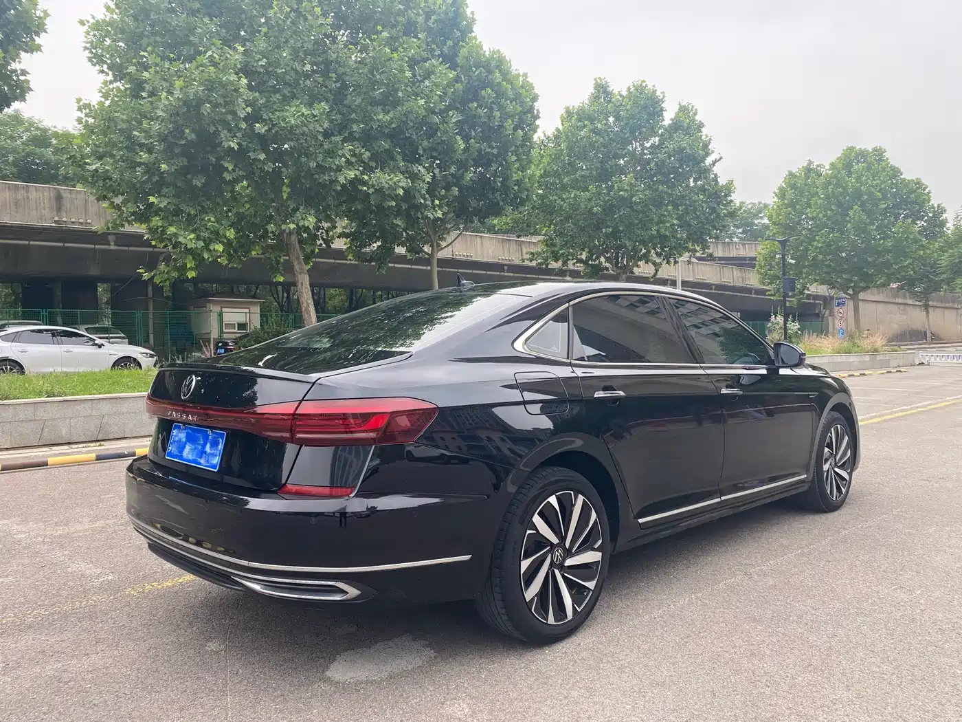 Volkswagen Passat 2022 330TSI Starlight Luxury Edition фото 5