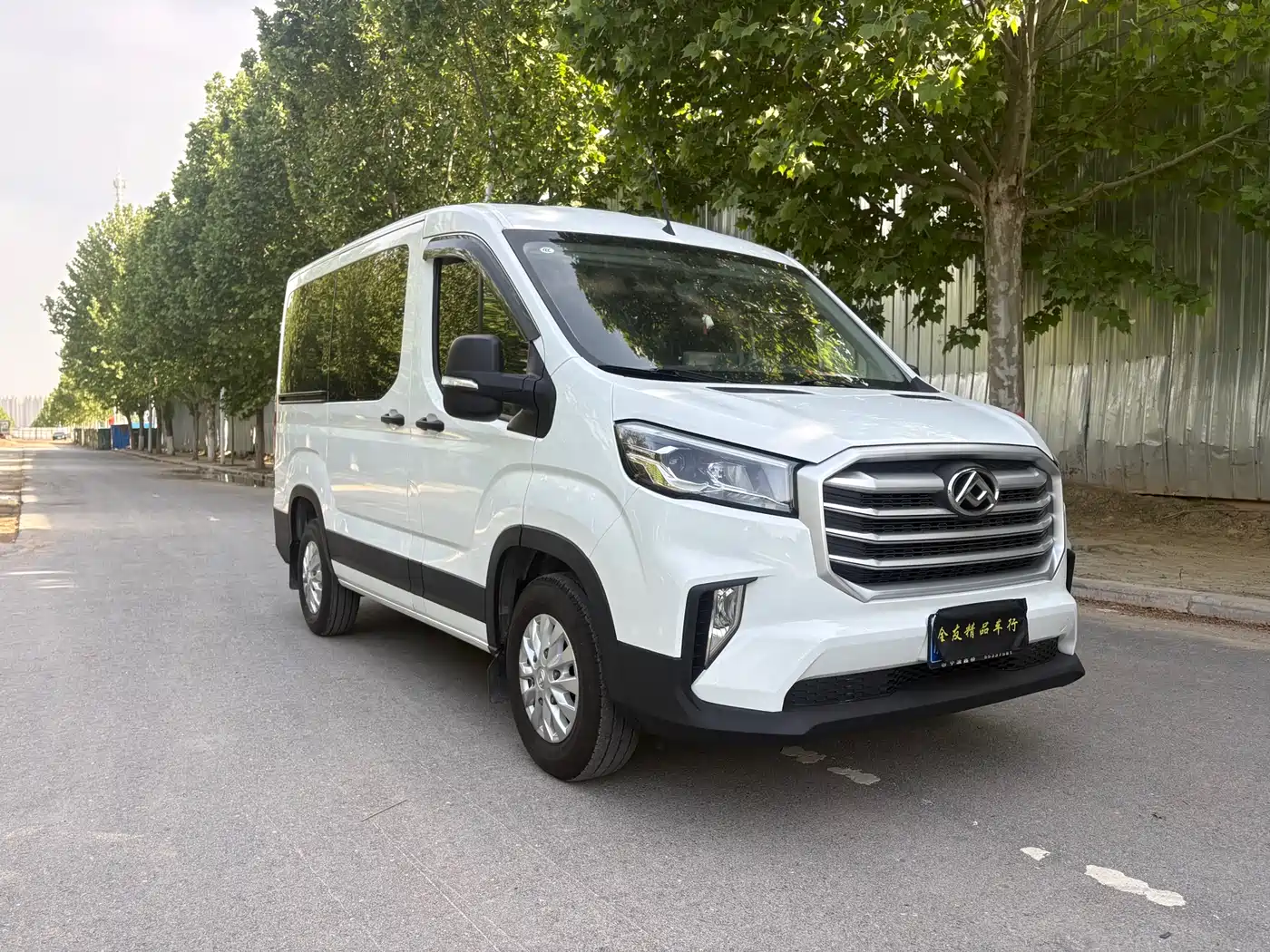 SAIC Maxus Xintu V90 2020 2.0T Manual YunJie Edition FWD Single Rear Tire Short Wheelbase Medium Roof 6-seater фото 3
