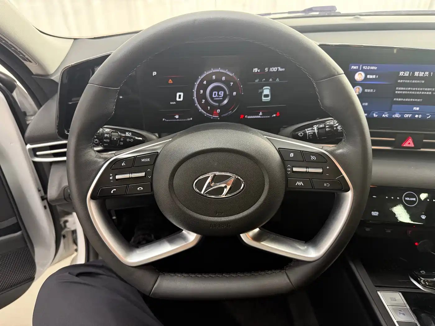 Hyundai Elantra 2022 1.5L CVT LUX Premium Edition фото 14