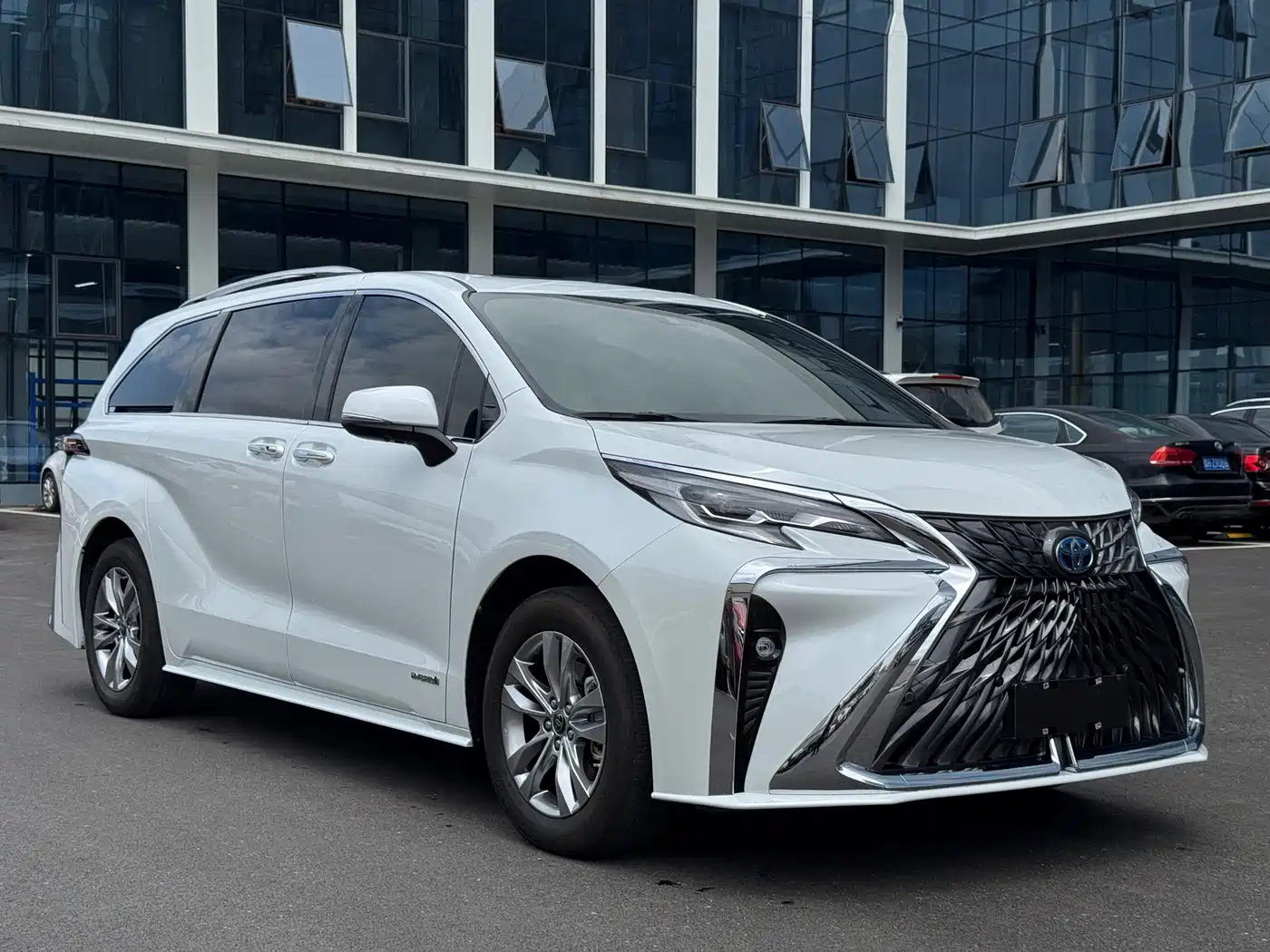 Toyota Sienna 2023 2.5L Hybrid Comfort Edition фото 3