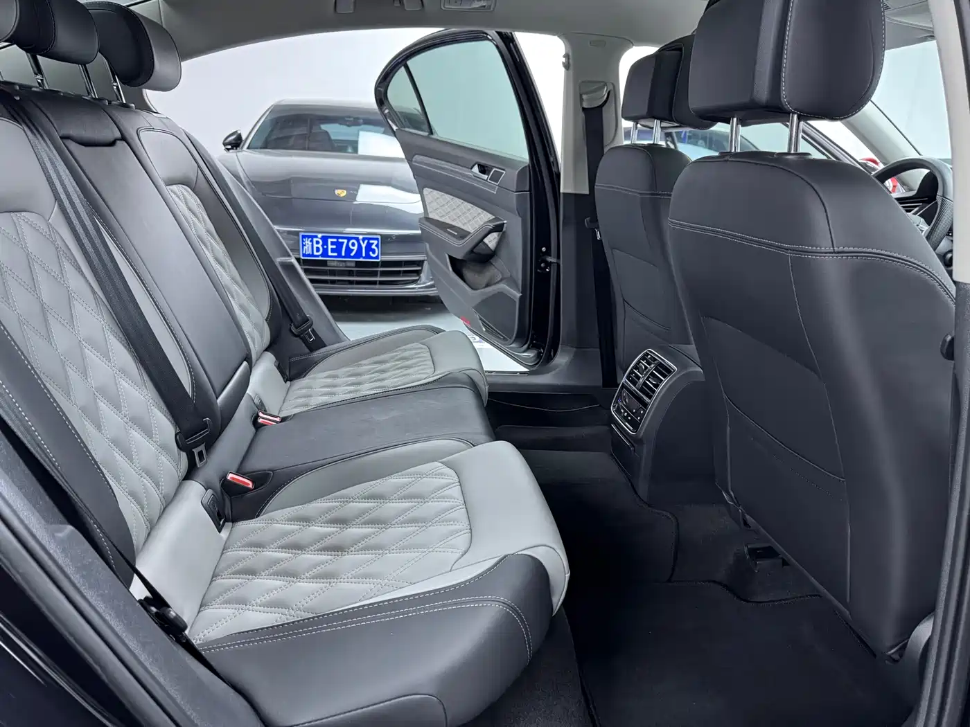 Volkswagen Magotan 2023 2 Million Units Anniversary Edition 330TSI DSG Leading Type фото 12