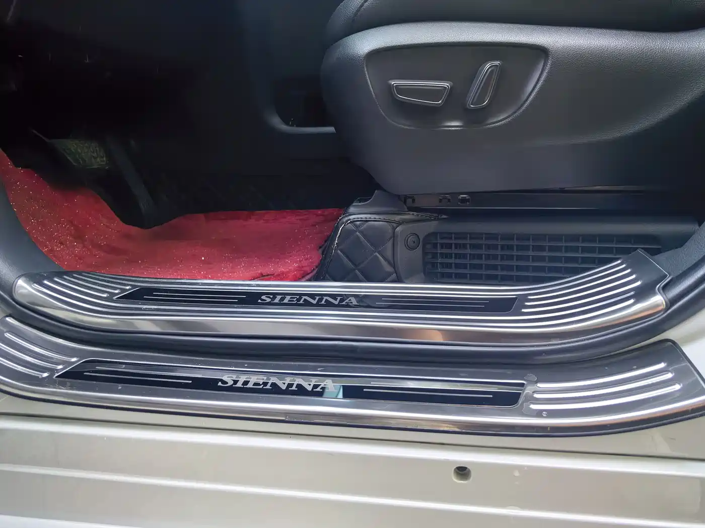 Toyota Sienna 2023 2.5L Hybrid Luxury Welfare Edition фото 16