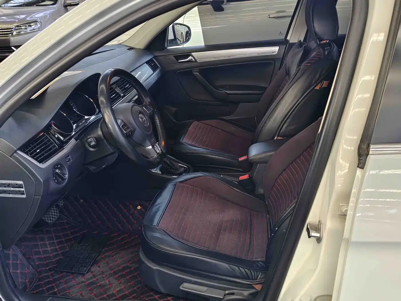 Volkswagen Bora 2014 1.6L Automatic Comfort Edition фото 3