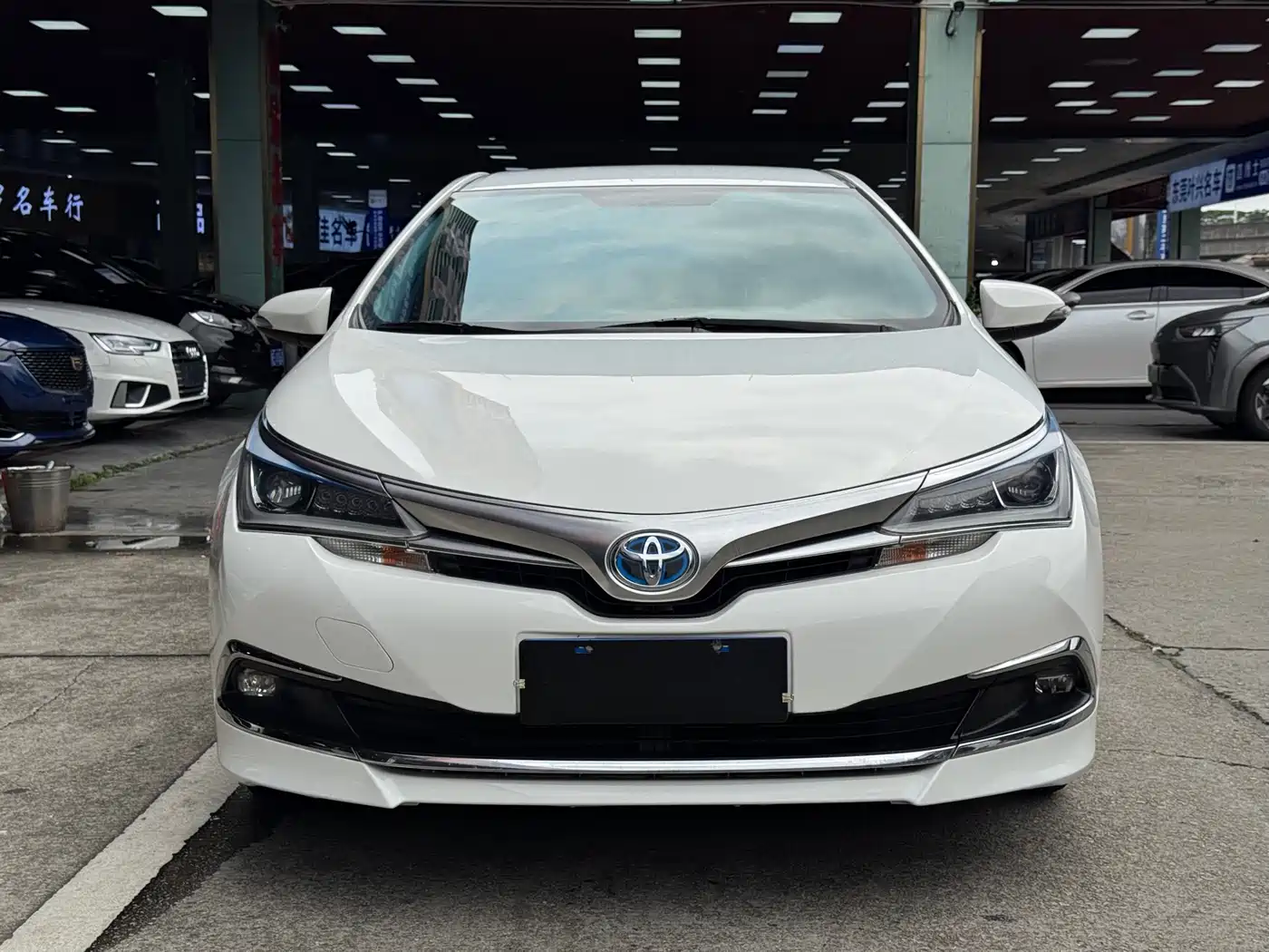 Toyota Corolla 2016 Dual Hybrid 1.8L E-CVT Pioneer Edition фото 2