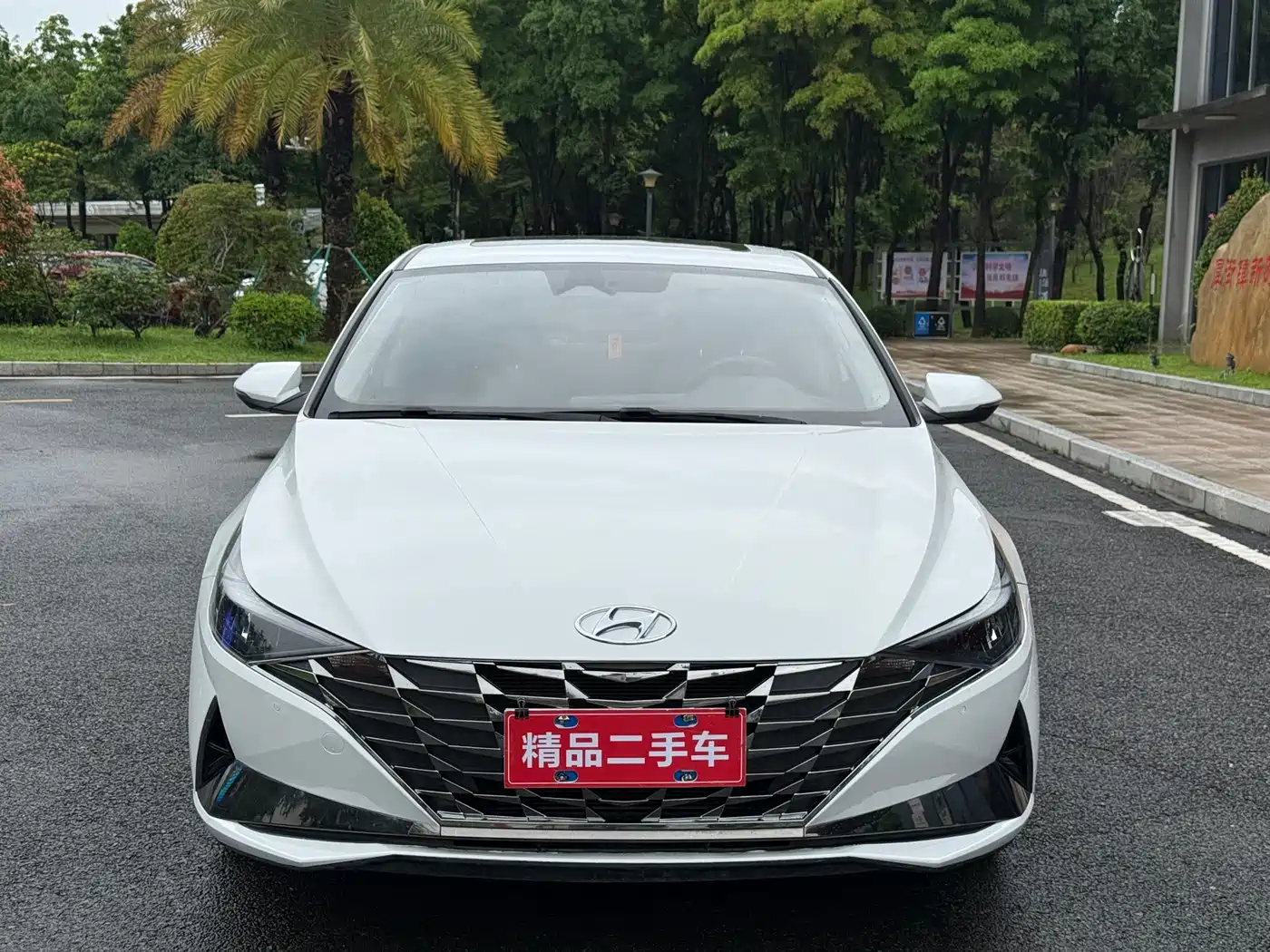 Hyundai Elantra 2022 1.5L CVT LUX Premium Edition фото 2