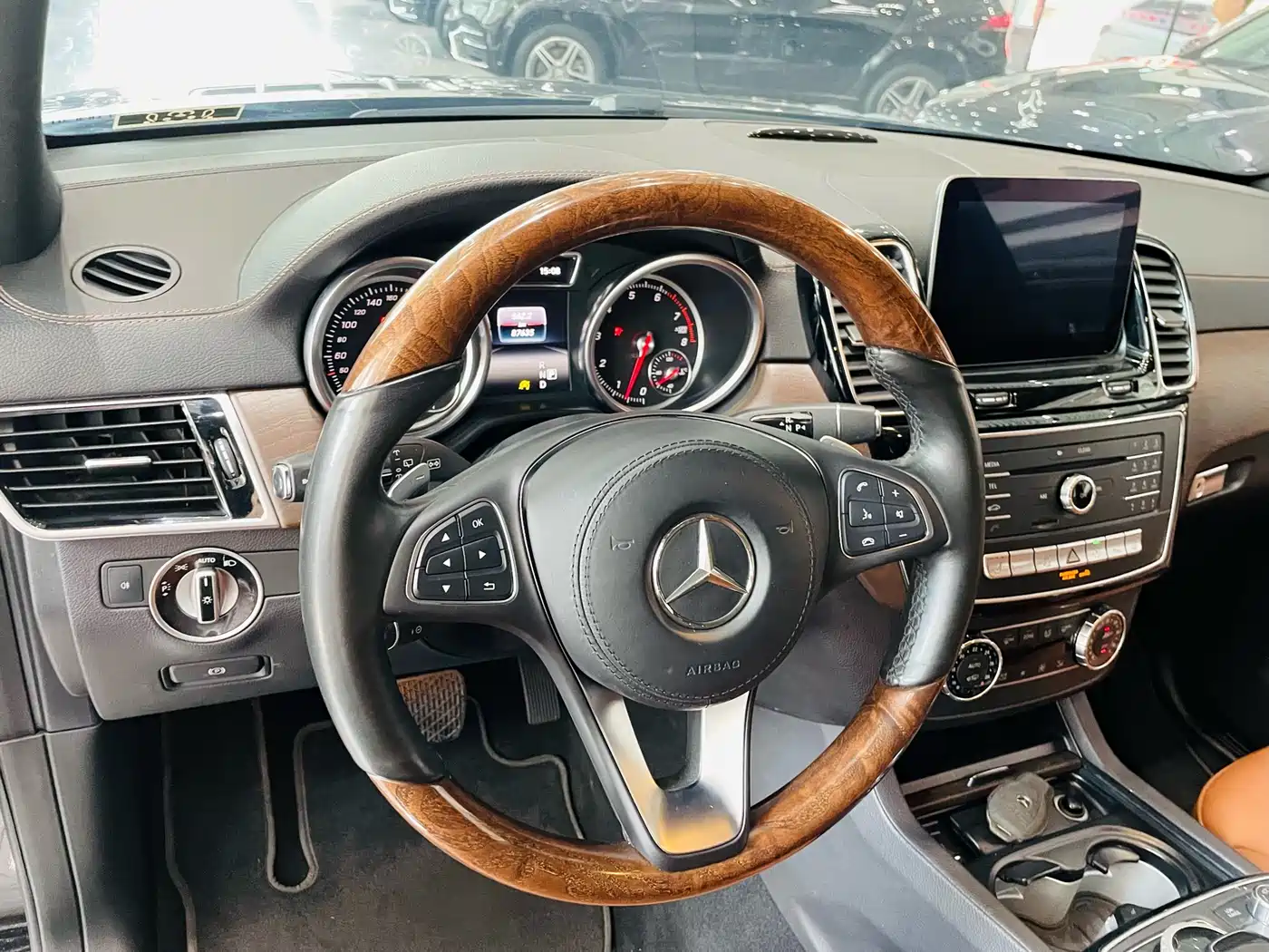 Mercedes-Benz GLS 2016 GLS 400 4MATIC Luxury фото 12