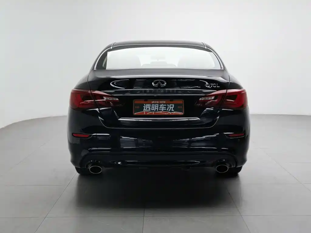 Photo 4 - Infiniti Q70