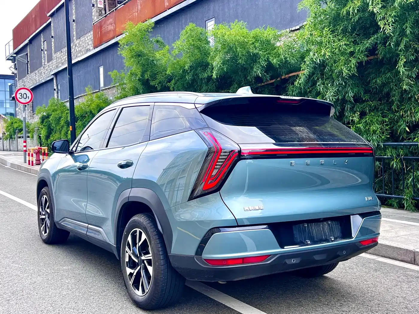 Фото 8 - Geely Boyue L