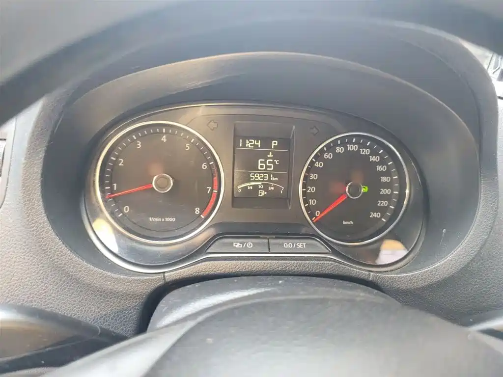 Volkswagen Polo 2014 1.6L Automatic Comfort Edition фото 4