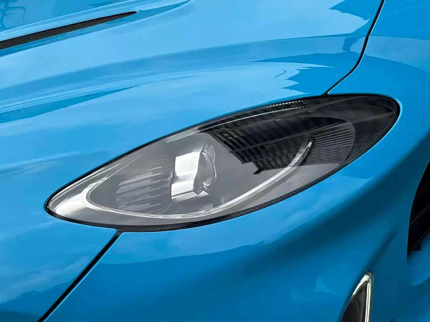 Photo 8 - Aston Martin DBX