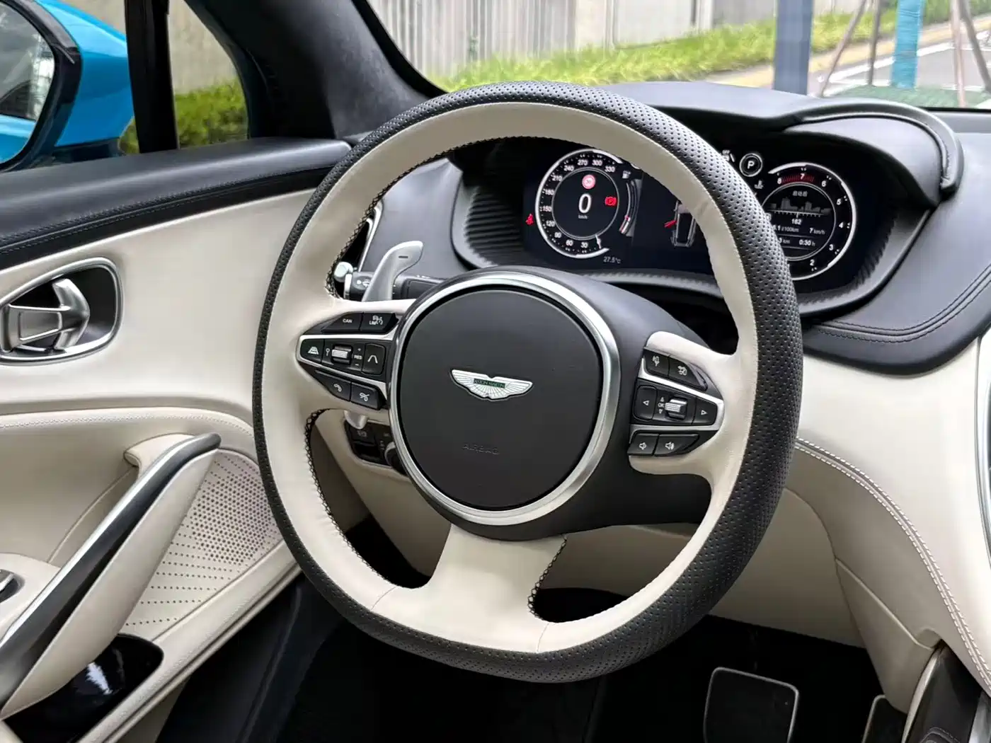 Photo 23 - Aston Martin DBX
