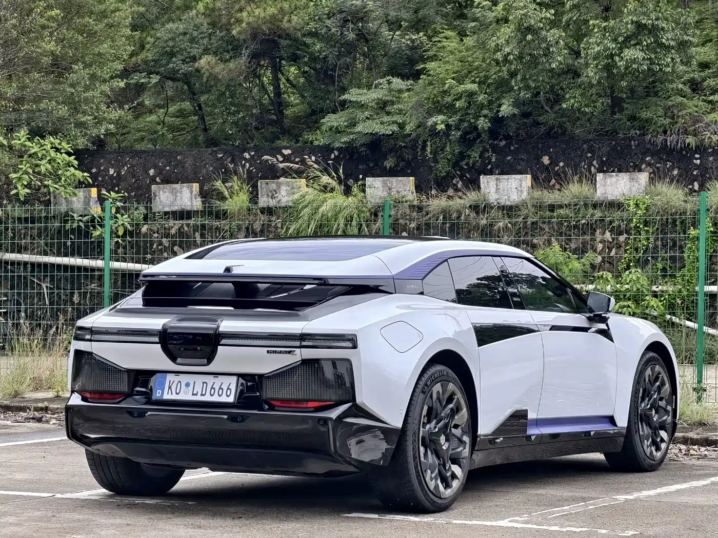 HiPhi Z 2023 5-Seater фото 20