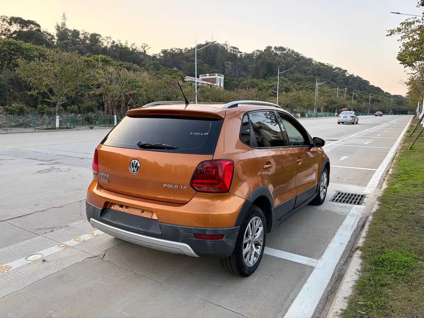 Volkswagen Polo 2016 1.6L Cross Polo Automatic фото 11
