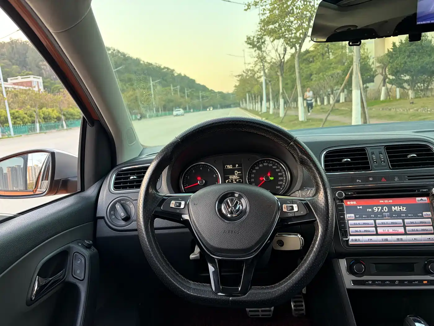Volkswagen Polo 2016 1.6L Cross Polo Automatic фото 7