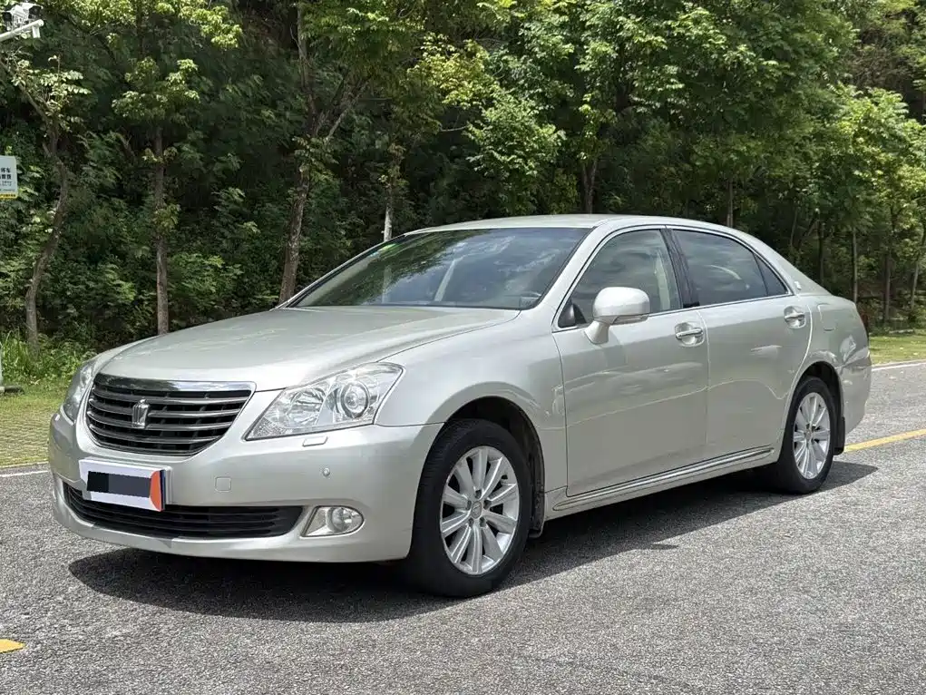Фото 1 - Toyota Crown
