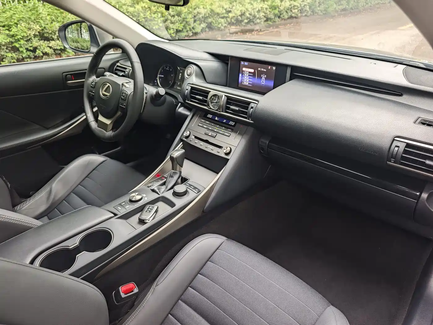 Lexus IS 2017 300 Leading Edition фото 12