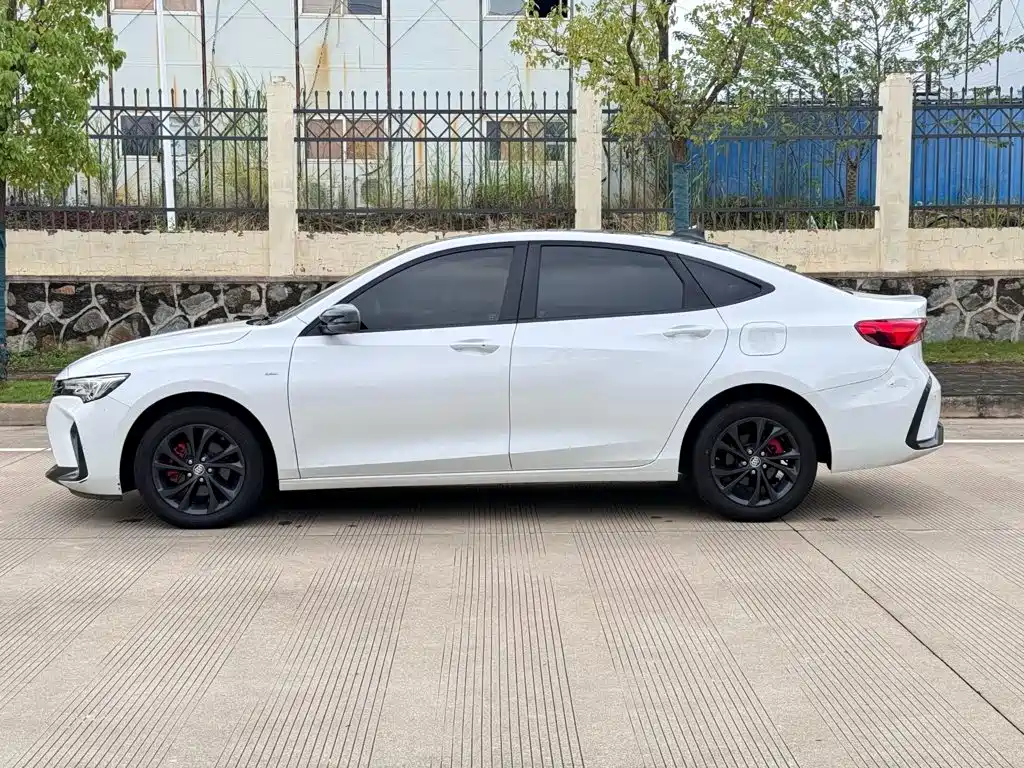 Photo 13 - Buick Verano