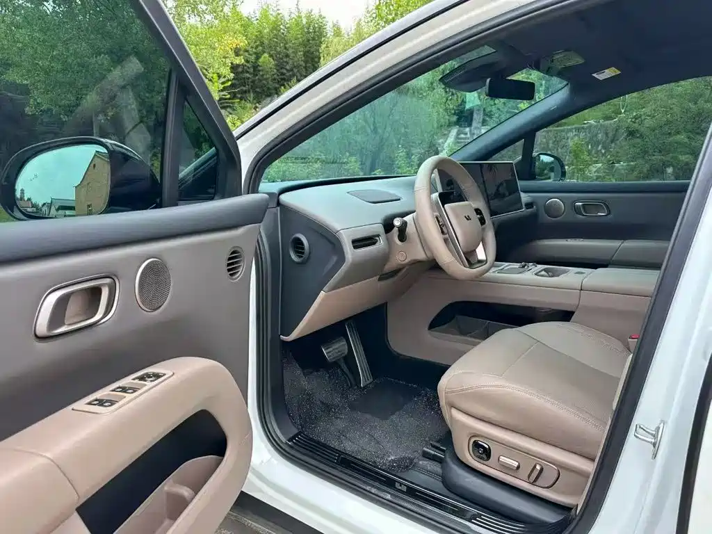 Li Auto i6 2026 2025 4WD Base Model