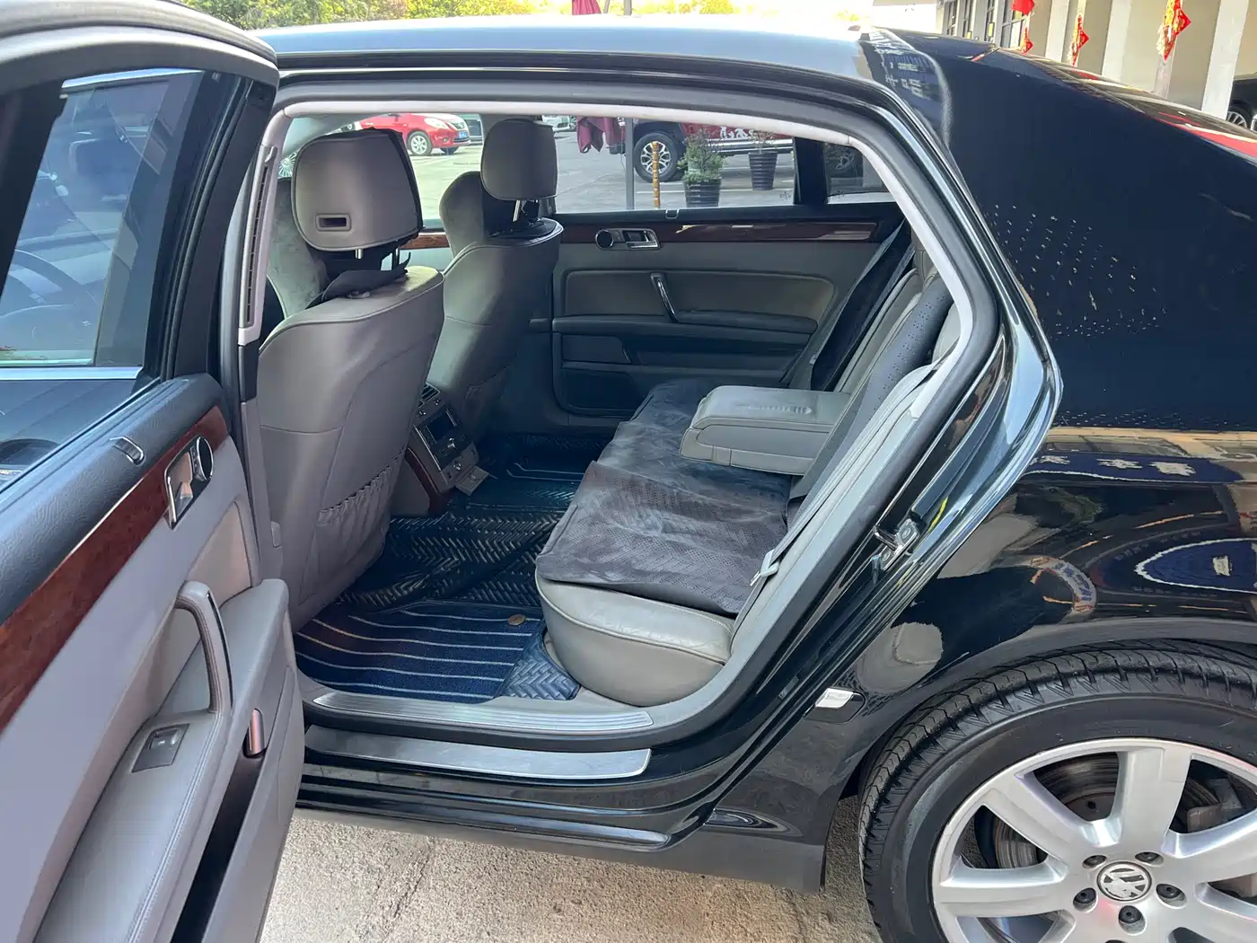 Volkswagen Phaeton 2009 Model 3.6L V6 5-seat Extended Comfort фото 19