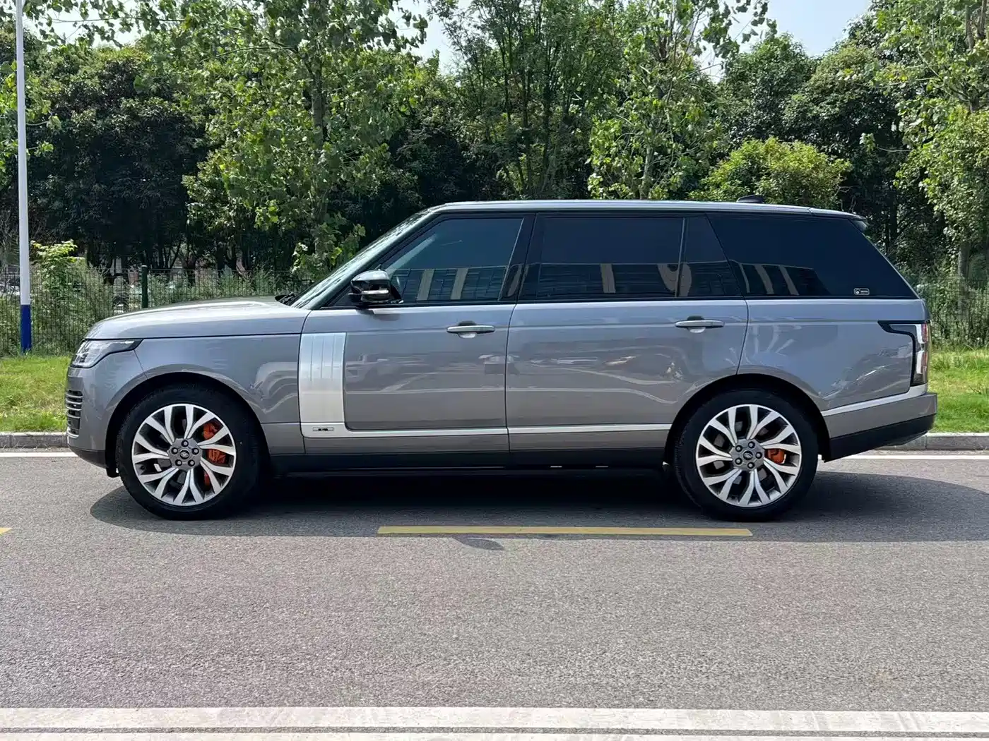 Photo 3 - Land Rover Range Rover