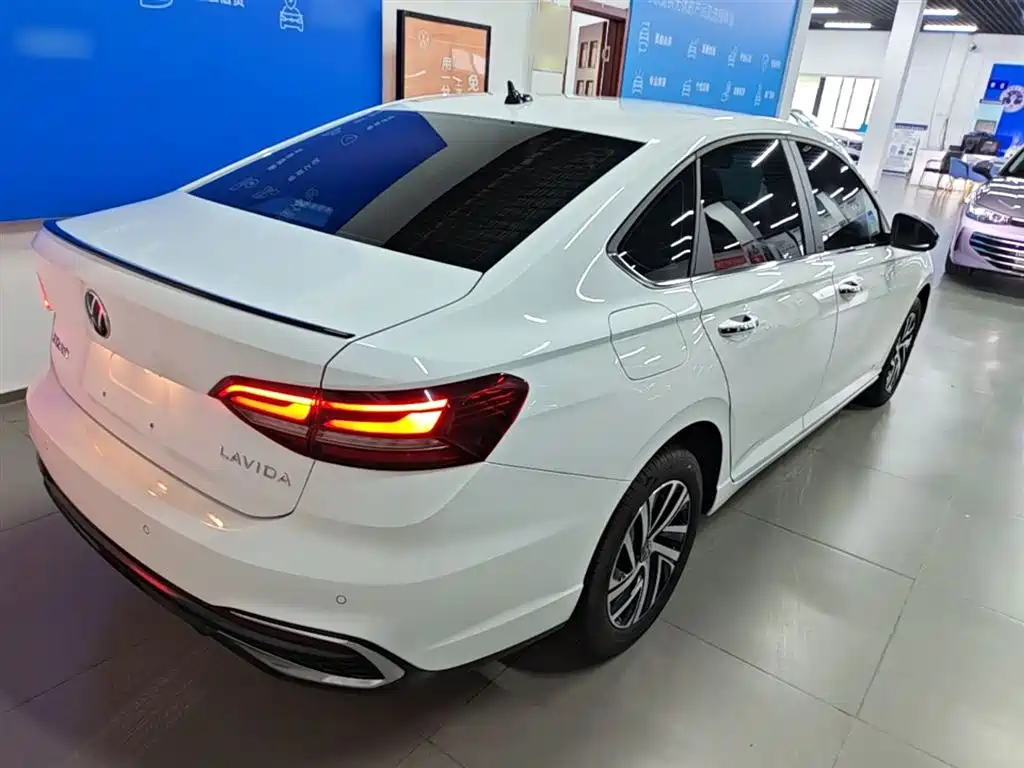 Volkswagen Lavida 2024 Model 300TSI DSG Starlight Leading Edition фото 7