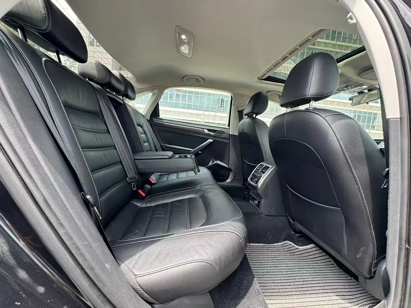 Volkswagen Passat 2017 280TSI DSG Prestige фото 9
