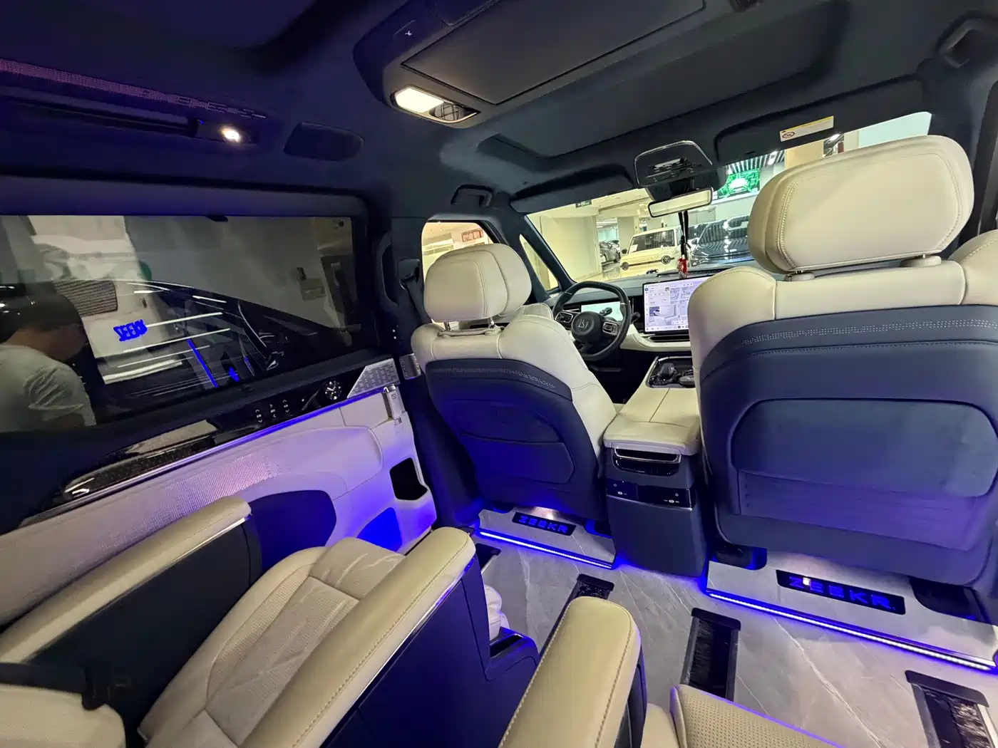 ZEEKR 009 2025 2024 6-seat Executive AWD 108kWh
