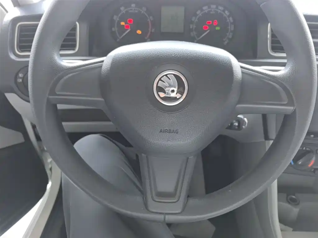 Škoda Rapid 2016 1.6L Automatic Pioneer Edition фото 11