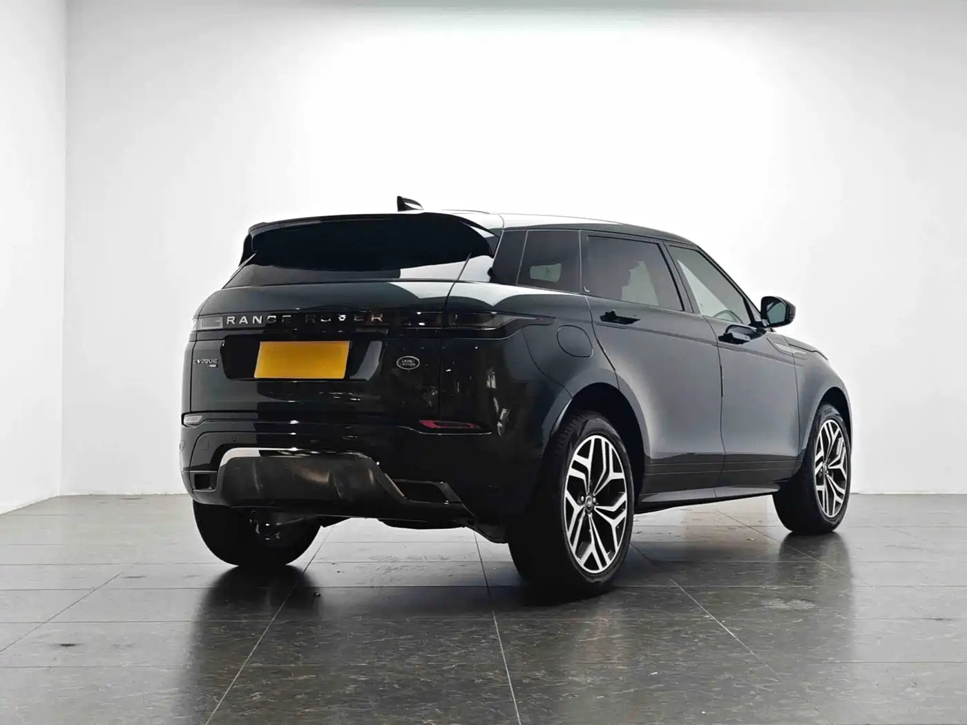 Land Rover Range Rover Evoque 2023 Range Rover Evoque L 249PS Luxury Edition фото 2