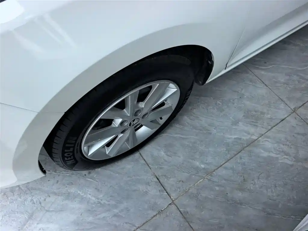 Škoda Rapid 2016 1.6L Automatic Pioneer Edition фото 23