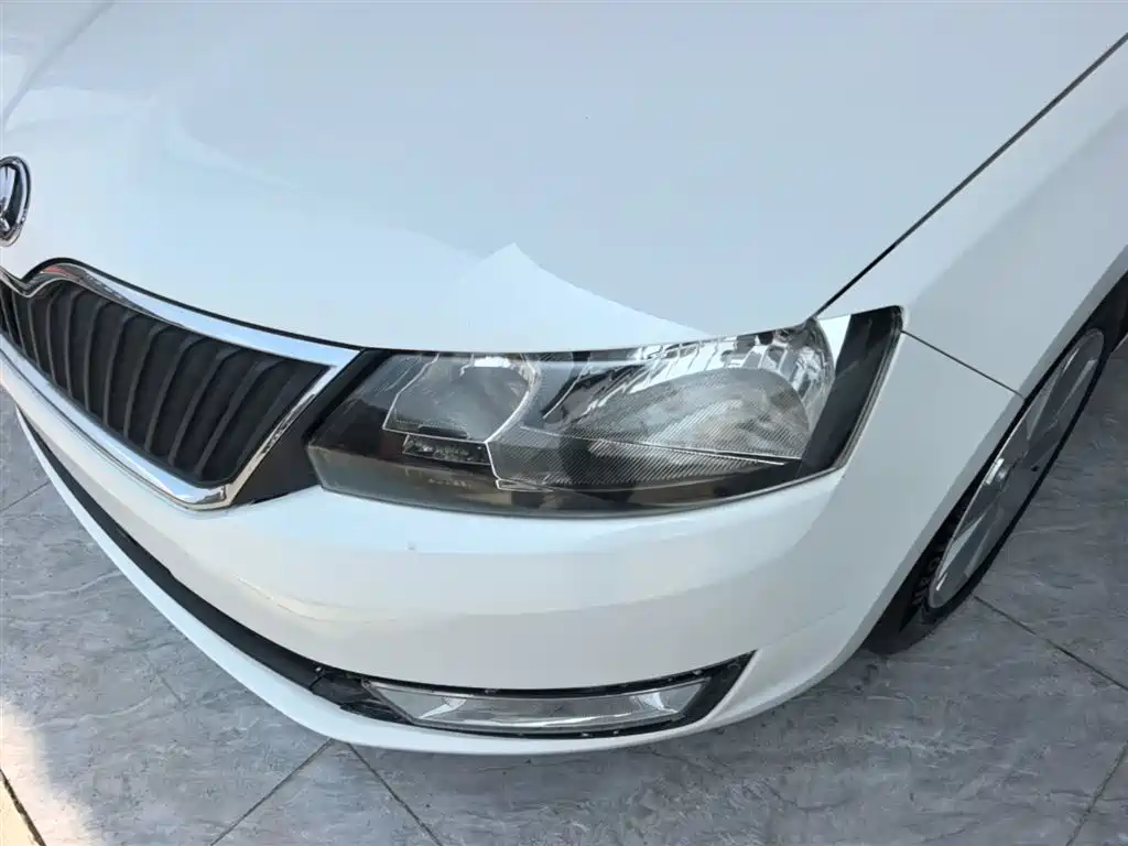 Škoda Rapid 2016 1.6L Automatic Pioneer Edition фото 24