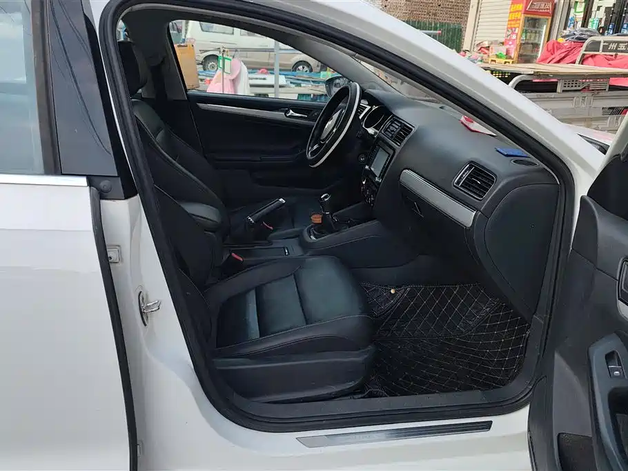 Volkswagen Sagitar 2015 1.6L Manual Comfort фото 8