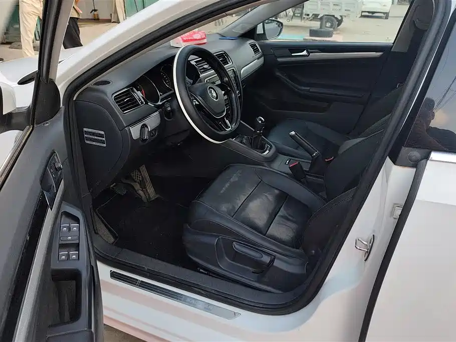 Volkswagen Sagitar 2015 1.6L Manual Comfort фото 9