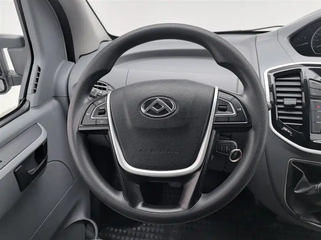 SAIC Maxus Xintu V80 2023 2.0T Manual Classic City Delivery King Short Wheelbase Ultra-Low Roof 3-Seater фото 11