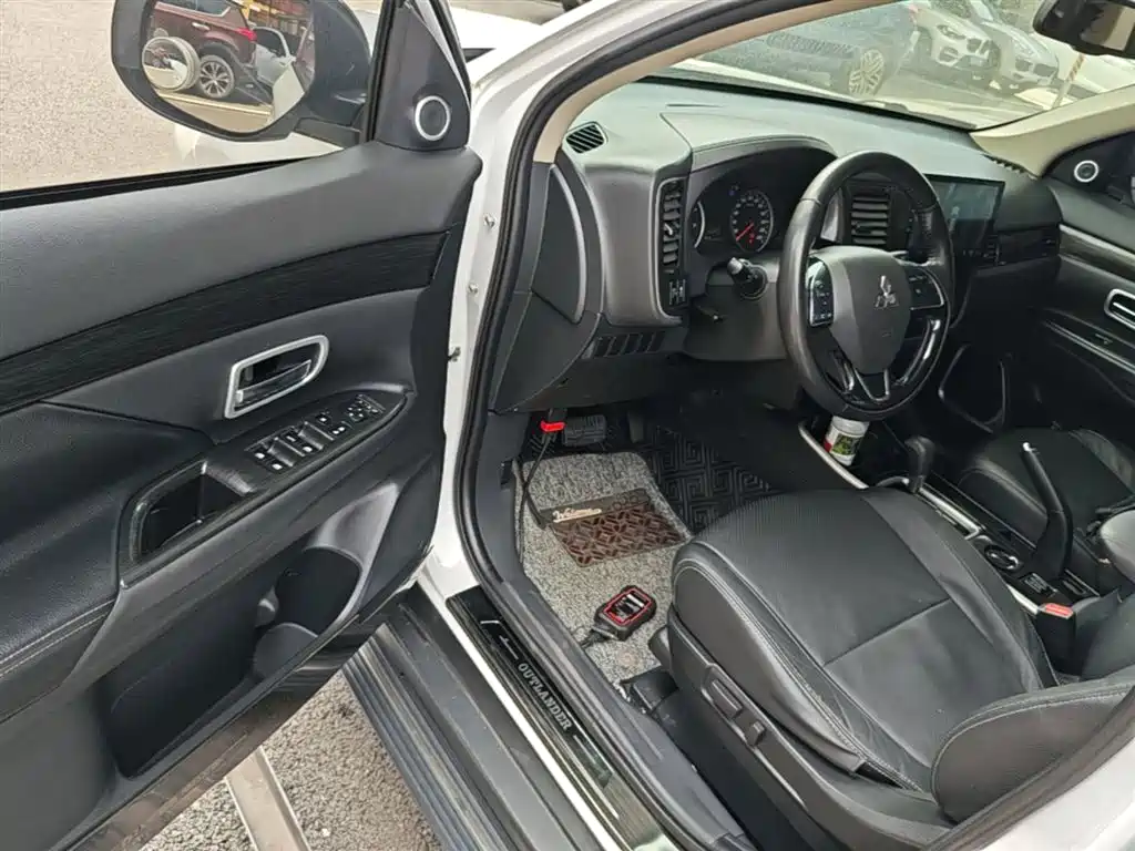 MITSUBISHI OUTLANDER