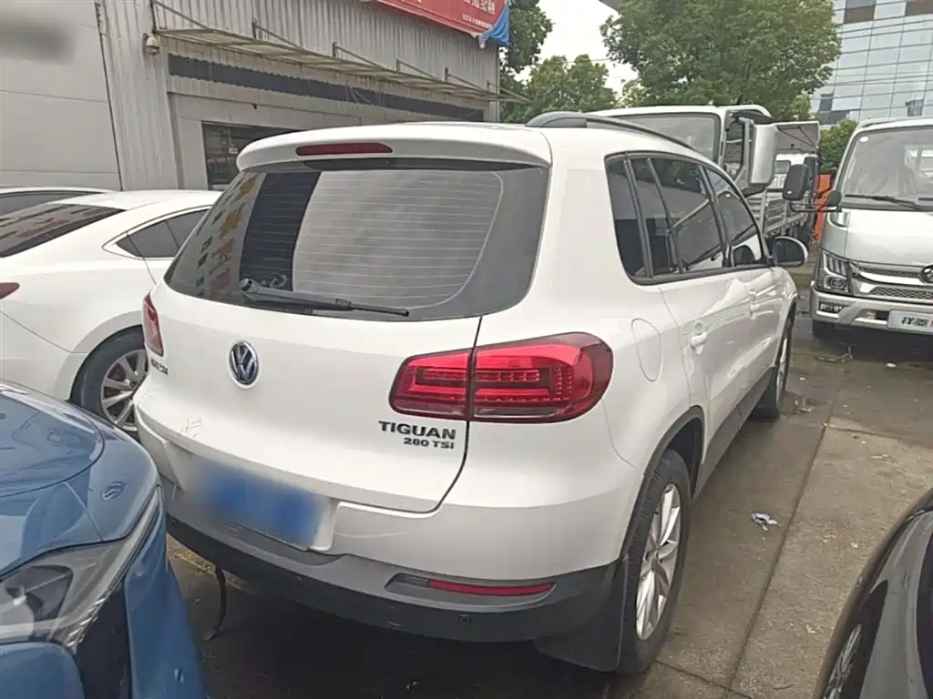 VOLKSWAGEN TIGUAN